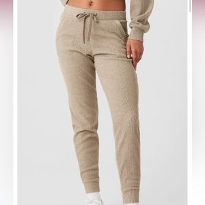 ALO muse sweatpant in gravel color size M brand new